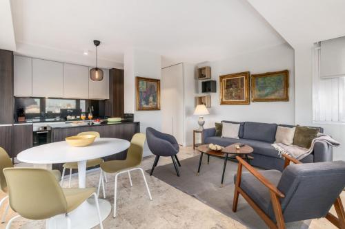 Stylish 1BR Apartment with City Views – Colón