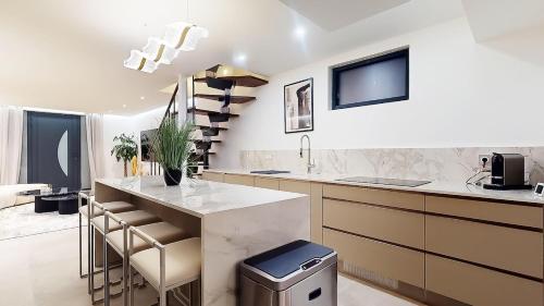 d'une cuisine avec un plan de travail et un plan de travail. dans l'établissement Luxury house - 4P Versailles, à Bailly