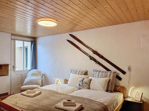Postel nebo postele na pokoji v ubytování Appartement Wengen - Charme Alpin