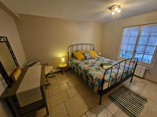 une chambre avec un lit et une fenêtre dans l'établissement Villa Paradis - Saint Paul En Foret, à Saint-Paul-en-Forêt