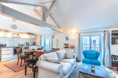 un salon avec un canapé blanc et une table dans l'établissement Appartement Verdun - Welkeys, à Biarritz