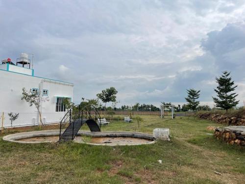 Taman di luar Raadha Logam
