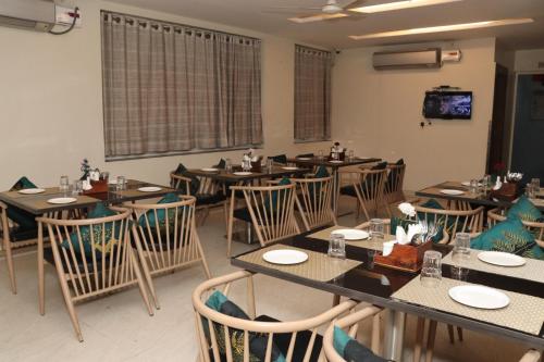 TV a/nebo společenská místnost v ubytování Hotel Raviraj, Chhatrapati Sambhaji Nagar