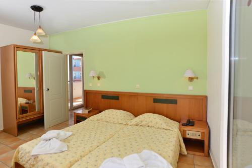 Кровать или кровати в номере Lefkoniko Beach & Bay