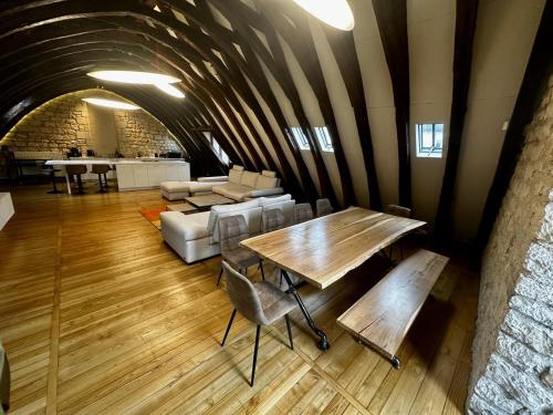 une salle à manger avec une table et des chaises en bois dans l'établissement Les Arches, à Poitiers