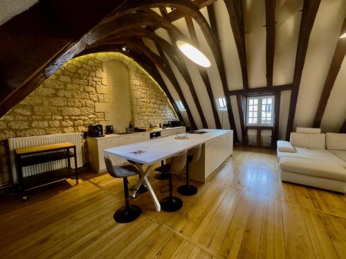 - une cuisine avec une table et un canapé dans une chambre dans l'établissement Les Arches, à Poitiers