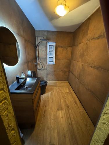 a bathroom with a sink and a toilet at Casa rural Finca Requejo cerca de Benavente TR 49426 in Manganeses de la Polvorosa