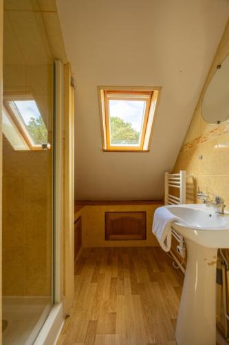 une salle de bain avec un lavabo et une fenêtre dans l'établissement Peaceful house - SPA - Babyfoot - Forest, à Ablon