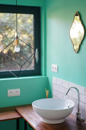 une salle de bain avec un lavabo blanc et une fenêtre dans l'établissement La Villa Tropicool, à Lège-Cap-Ferret