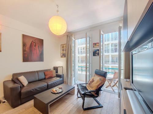 un salon avec un canapé et une table dans l'établissement Nestor&Jeeves - TROIS PROMENADE - Central - Very close sea, à Nice