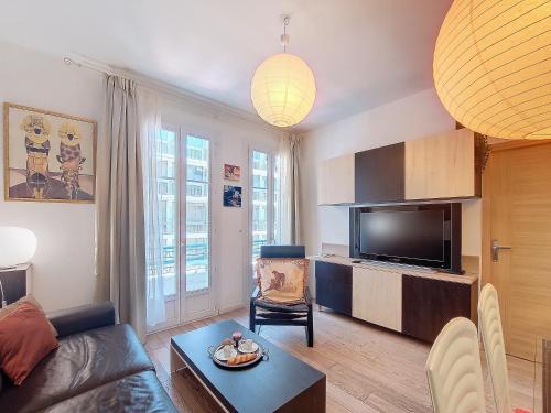 un salon avec un canapé et une télévision dans l'établissement Nestor&Jeeves - TROIS PROMENADE - Central - Very close sea, à Nice