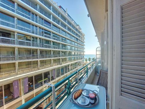 - un plateau de nourriture sur une table sur le balcon d'un bâtiment dans l'établissement Nestor&Jeeves - TROIS PROMENADE - Central - Very close sea, à Nice