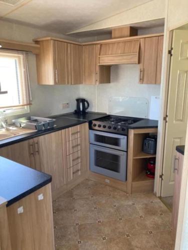 Una cocina o cocineta en Pg41 3 BED GOLDEN PALM CHAPEL ST LEONARDS