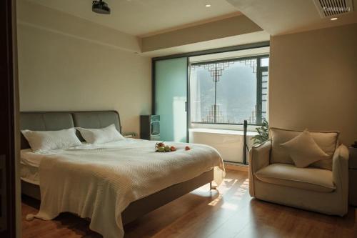 Una cama o camas en una habitación de Starlight Naked Cliff View Hotel Xijiang Qianhu Miao Village Branch