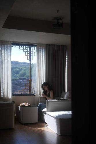 Un lugar para sentarse en Starlight Naked Cliff View Hotel Xijiang Qianhu Miao Village Branch