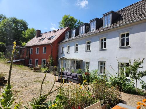 a house with a garden in front of it at Ferienwohnungen Hermannsmuehle in Klausdorf