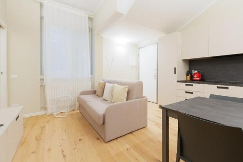 GuestHost - Primaticcio M1 Modern and Bright Apartment