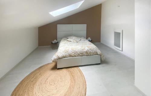 une chambre avec un lit et un tapis dans l'établissement Jolie Maison, à Pornic