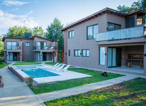 ein Haus mit einem Swimmingpool im Hof in der Unterkunft Complejo Montana in Potrero de Garay
