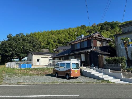 a small van parked in front of a house at とっくりhouse in Takashima
