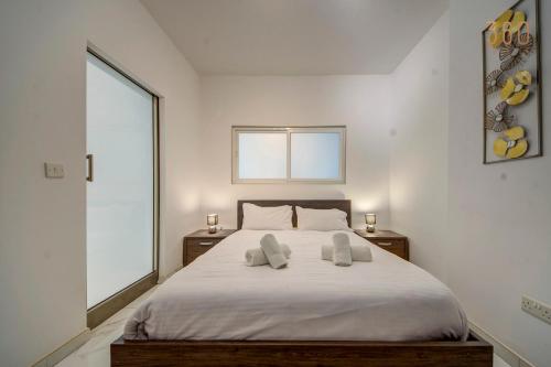a bedroom with a large bed with two pillows on it at Lovely homey 1BR Apt in Msida close to Valletta by 360 Estates in Tal-Ħriereb