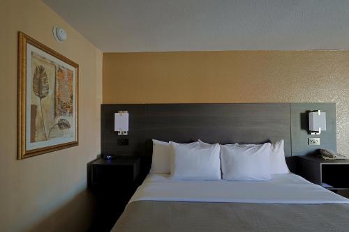 Ένα ή περισσότερα κρεβάτια σε δωμάτιο στο Quality Inn Kennedy Space Center
