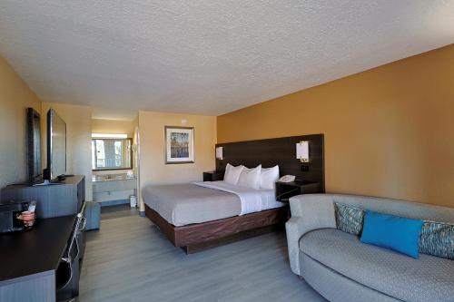 Ένα ή περισσότερα κρεβάτια σε δωμάτιο στο Quality Inn Kennedy Space Center