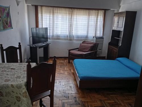 un soggiorno con letto, divano e sedia di Depto 1 amb Av Colon a Mar del Plata