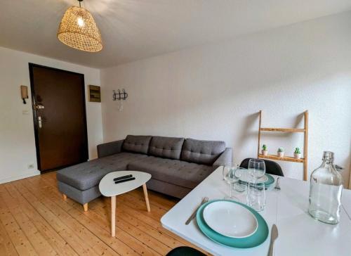 un salon avec un canapé et une table dans l'établissement Le repos, à Saint-Brieuc