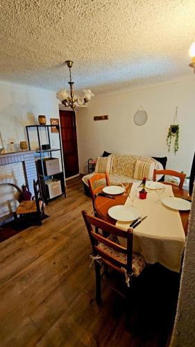 un salon avec une table et un canapé dans l'établissement Splendide T2 Piana, à Piana