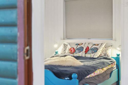Una cama o camas en una habitación de Cozy Little Annex With A Sea View