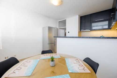 a dining room with a table and a kitchen at BB´s Apartment&Unterkunft in Belgrade