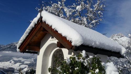 a snow covered roof of a building with snow on it at Hörlbauer-Leogang in Leogang