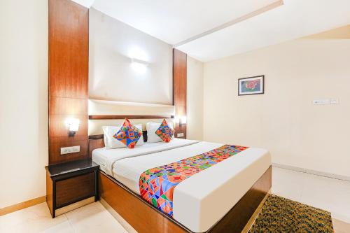 FabHotel Shreyas Shack في Kammasandra: غرفة نوم بها سرير كبير في الغرفة
