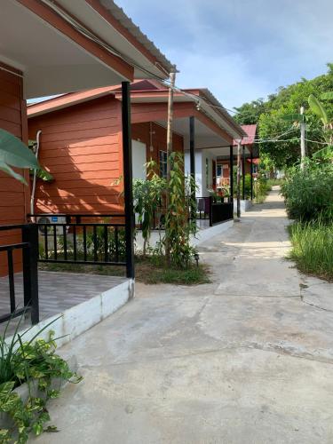 Un jardín fuera de Maloop Cafe Hostel