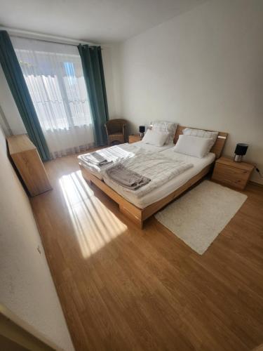コヴァチョヴァにあるApartman Kováčováのベッドと大きな窓のある寝室