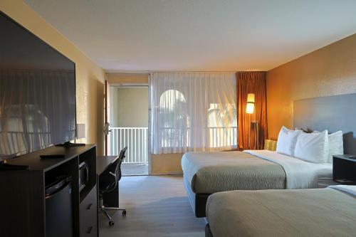 Ένα ή περισσότερα κρεβάτια σε δωμάτιο στο Quality Inn Kennedy Space Center