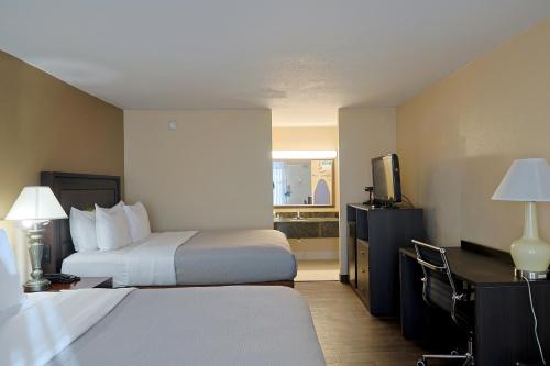 Ένα ή περισσότερα κρεβάτια σε δωμάτιο στο Quality Inn Kennedy Space Center