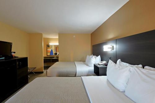 Ένα ή περισσότερα κρεβάτια σε δωμάτιο στο Quality Inn Kennedy Space Center