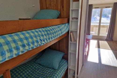 - deux lits superposés vides dans une petite maison dans l'établissement Cozy T1 with balcony on the snow front, à Les Deux Alpes