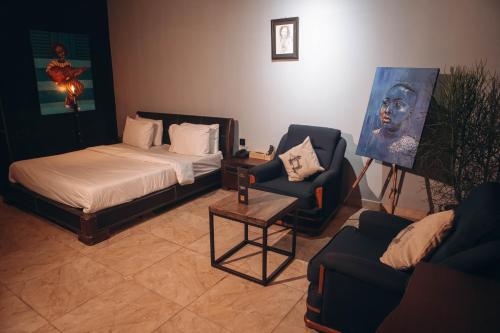 Una cama o camas en una habitación de The Artist Residence