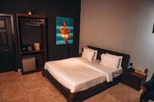Una cama o camas en una habitación de The Artist Residence
