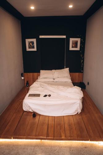 Una cama o camas en una habitación de The Artist Residence