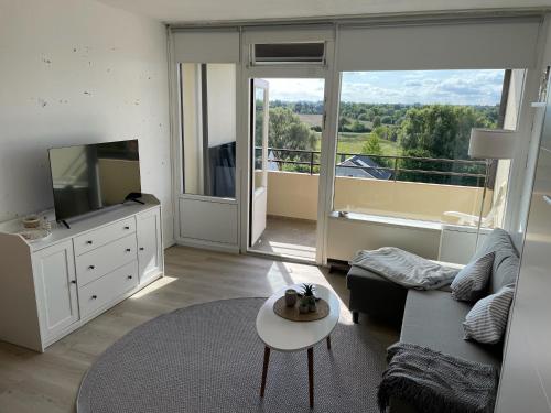 a living room with a couch and a tv at Seebrise in Wendtorf