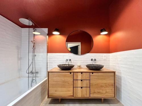 un bagno con due lavandini e uno specchio di Villa Rethel avec piscine - dans le centre de Montpellier a Montpellier
