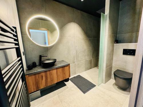 une salle de bain avec un lavabo et un miroir dans l'établissement Appartement vue mer, piscine, 150m de la plage, Les Issambres, aux Issambres