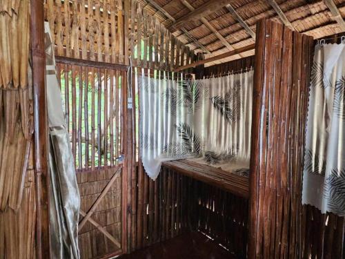 爱妮岛Bice Hostel Darocotan的竹房的内部景致,设有窗户