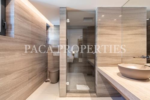 une salle de bain avec un lavabo et des toilettes dans l'établissement Paca Properties -401- 5 Chambres Luxe, à Cannes