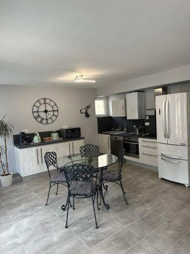 une cuisine avec une table, des chaises et un réfrigérateur dans l'établissement Appartement spacieux dans le centre de Sarlat, à Sarlat-la-Canéda
