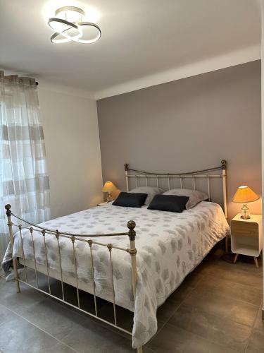 une chambre avec un lit avec une couette blanche dans l'établissement Appartement spacieux dans le centre de Sarlat, à Sarlat-la-Canéda